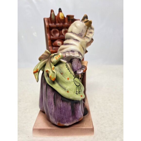 Old Mother Hubbard Figurine By Enesco - Hand-Painted Porcelain Vintage 7 in High - Picture 2 of 14